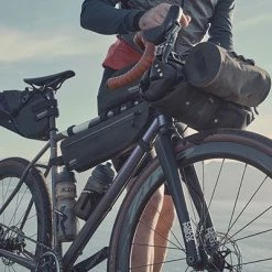 Sacoche Guidon Brooks Scape 3L Pour Gravel Et Bikepacking 13 Sacoche Guidon Brooks Scape 3L Pour Gravel Et Bikepacking -Vente de cadres de vélo Boutique sacoche guidon brooks scape 3l pour gravel et bikepacking full 6